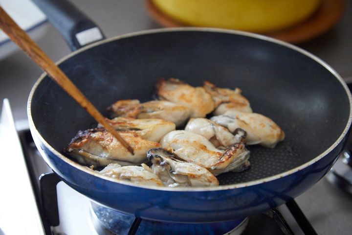牡蠣を炒める
