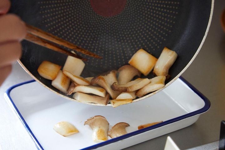 エリンギを炒める