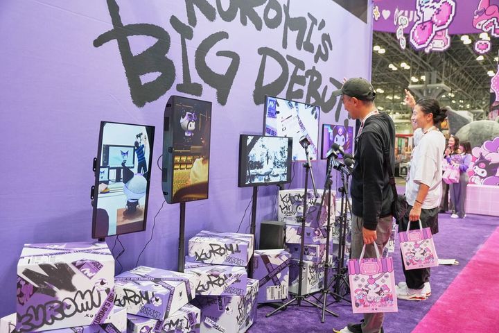 アーティスト「KUROMI」に関する展示や、楽曲の視聴ができるスペース