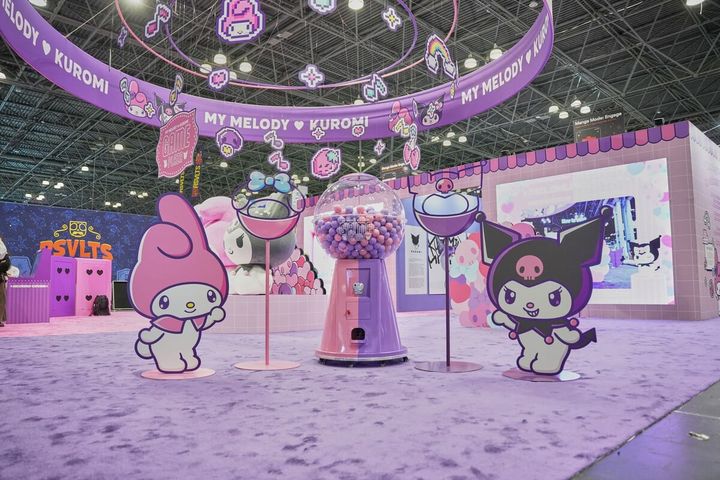 カプセルトイマシンをまわすと、オリジナルステッカーをプレゼント