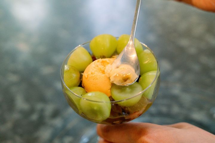 製作中の「シャインマスカットのパフェ」