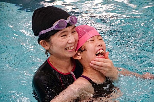 【東京都国立市】障がい者スイミング発表会開催。障がい者スポーツの理解促進と交流を図る