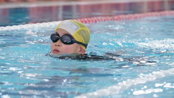 【東京都国立市】障がい者スイミング発表会開催。障がい者スポーツの理解促進と交流を図る