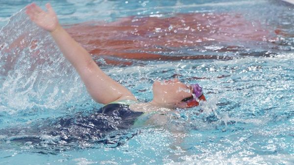 【東京都国立市】障がい者スイミング発表会開催。障がい者スポーツの理解促進と交流を図る