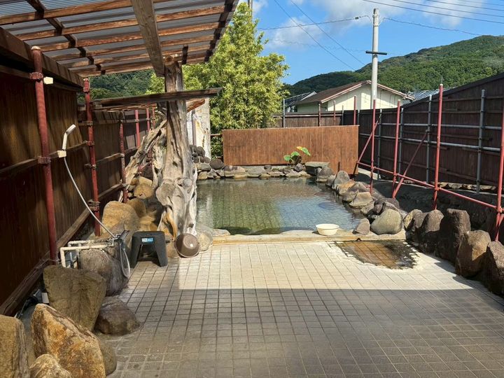 メロンハウスの横に湧く天然温泉。