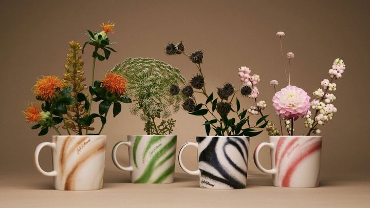 Teemaは1952年に初めて登場し、1981年に再解釈されたもので、Franckが掲げていた「平等」と「節度」という理念に根ざした、シンプルな形状と多機能性、そして長く愛用できる品質を備えたデザインシリーズ。シンプルで洗練されたデザインのTeemaマグは、Café Kitsunéを象徴するラテアートを表現するのに最適なキャンバスに。