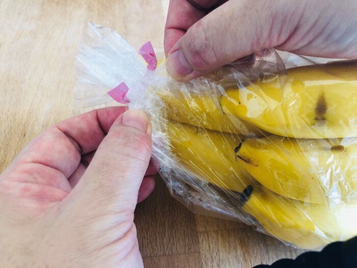 ギーっと引っ張っても取れない「野菜シール」を一発で開ける方法。ハサミもカッターも使いません♪