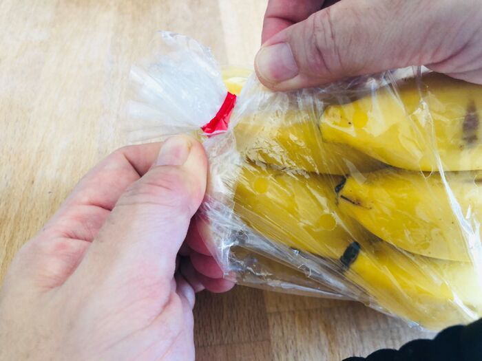 ギーっと引っ張っても取れない「野菜シール」を一発で開ける方法。ハサミもカッターも使いません♪