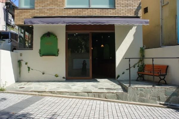 プラントケーキで話題の「パティスリー コンサクレ」が神戸・北野異人館街にオープン！