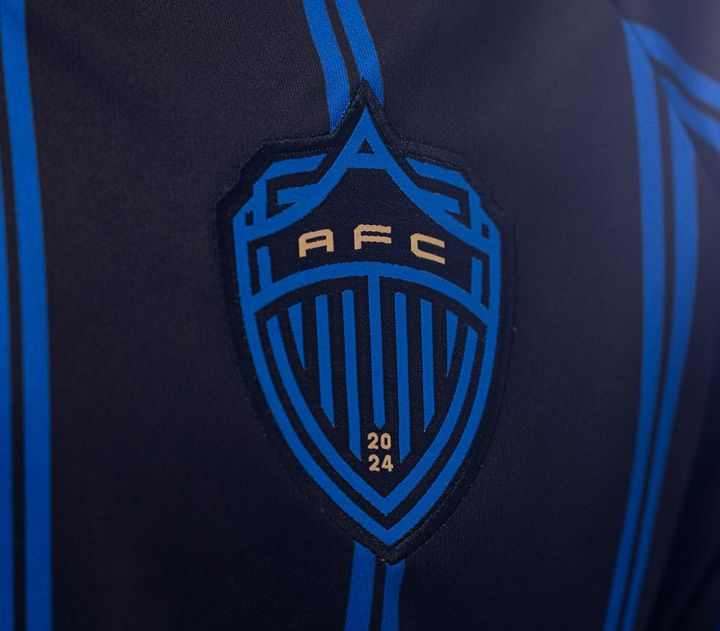 元日本代表がモデル！Aリーグ・メンの新興クラブ、スタイリッシュな新ユニフォームが登場