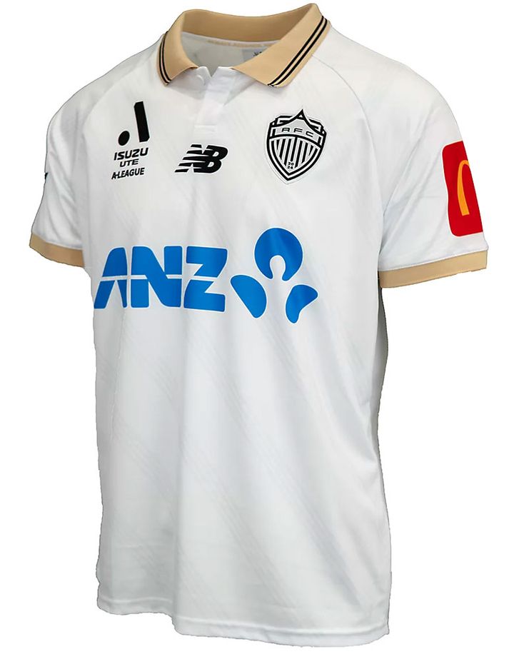 元日本代表がモデル！Aリーグ・メンの新興クラブ、スタイリッシュな新ユニフォームが登場