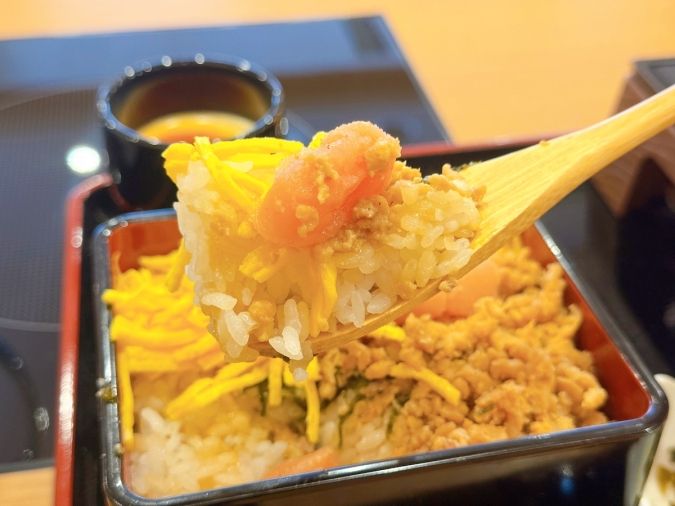 水たき料亭 博多華味鳥 中洲本店 明太そぼろ重