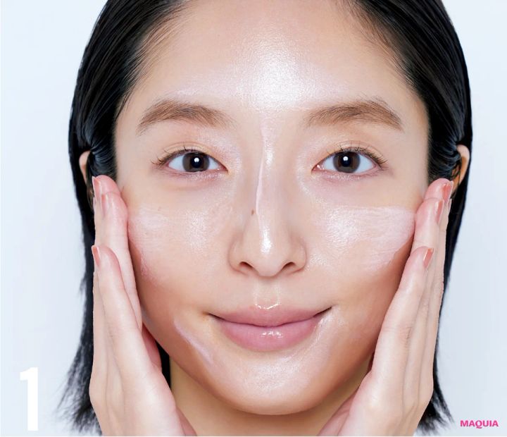 鈴木えみ ベースメイク AI肌 乳液と下地を全顔に塗る