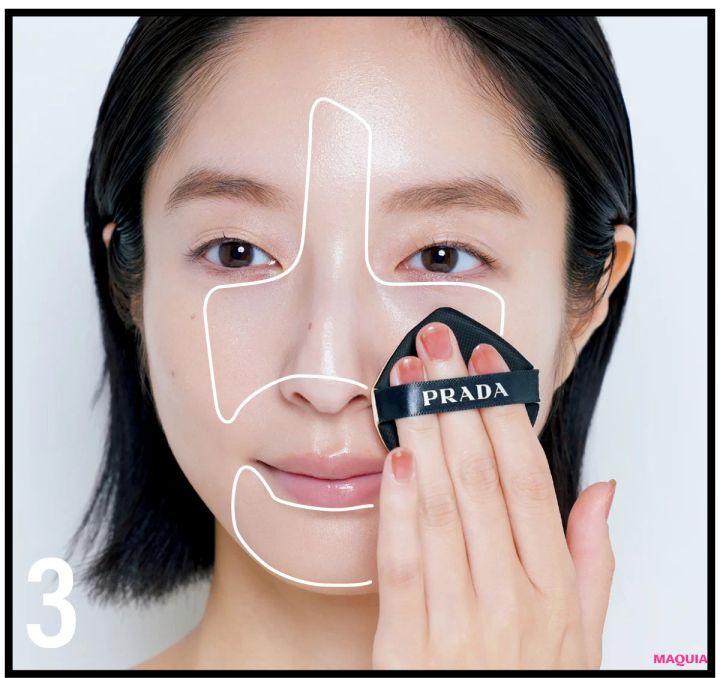 鈴木えみ ベースメイク AI肌 顔の内側にセミツヤFDを塗ってメリハリを