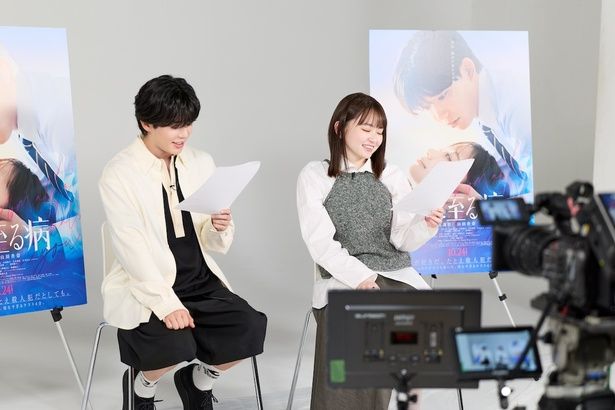 【写真を見る】長尾謙杜×山田杏奈、笑顔で臨んだ校内放送収録の様子をのぞき見！ 撮影/河内彩