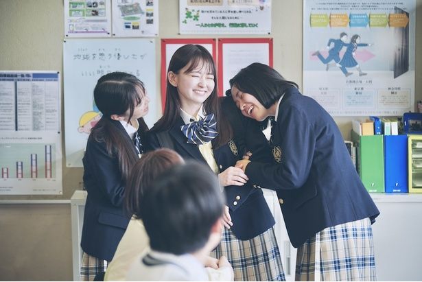 山田杏奈演じる景はクラスの人気者 [c]2025『恋に至る病』製作委員会