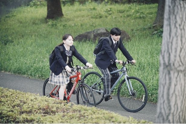 長尾謙杜演じる宮嶺は転校した高校で、山田杏奈演じる明るく優しい景に惹かれていく [c]2025『恋に至る病』製作委員会