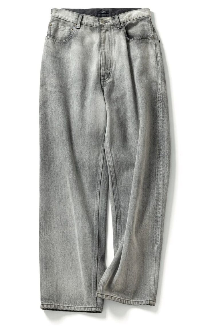 職人の手によるこだわりのフェード加工。デニムパンツ3万6300円