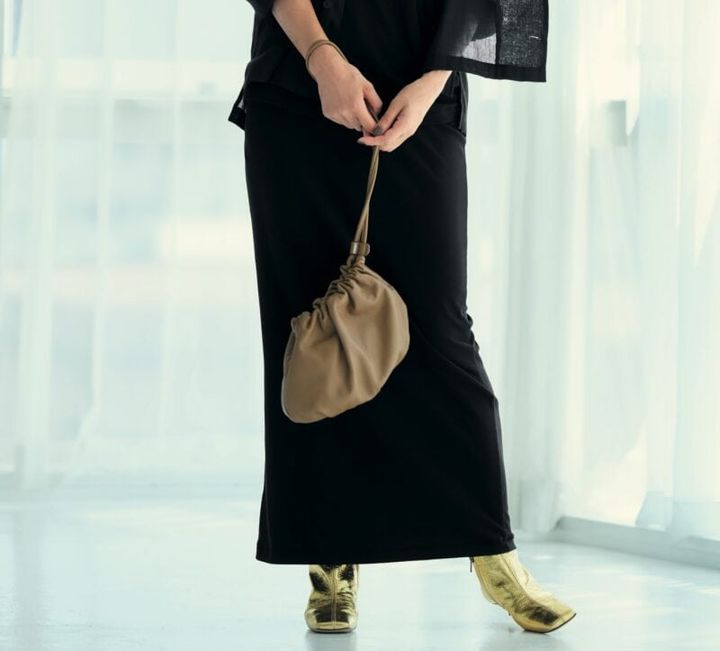 今年らしいスレンダーなシルエットのロングワンピースに重ねて、ほんのりセンシュアルなムードに。