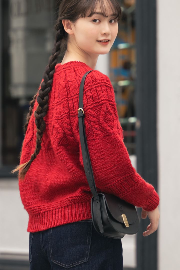 この秋は真っ赤なアランセーターで決まり！ 濃紺デニムと合わせてメリハリのあるスタイルに。【FUDGE 11月号連動企画 -デニムに恋したセーター| DAY 1】