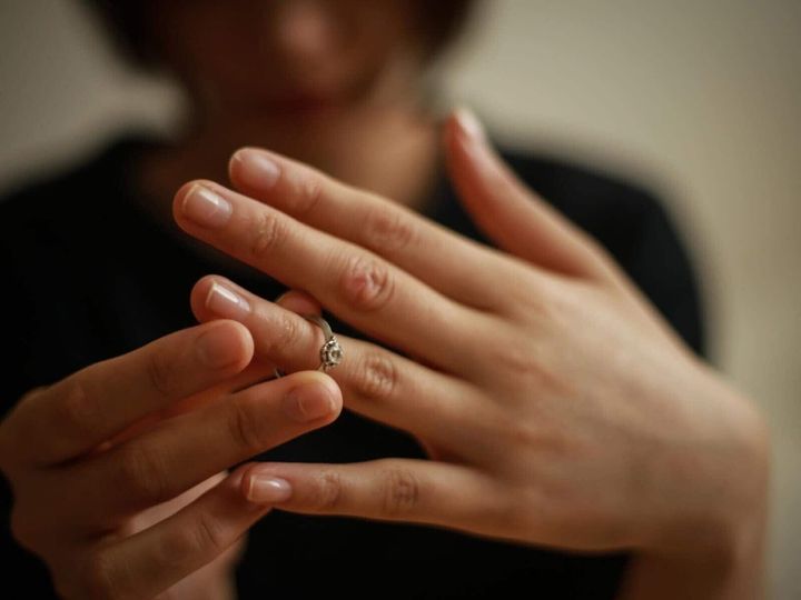 無理して「夫婦関係を続ける」ことで、かえって自分や子どもの幸せを損なう場合があります。そこで、あなた自身の幸せを守るための判断基準として、離婚を真剣に考えるべきタイミングを示す「10のサイン」を具体的に解説します。※画像：PIXTA