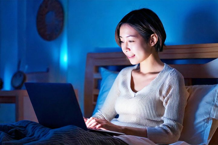 連休前は、つい夜ふかししたくなる…… ※画像はイメージです