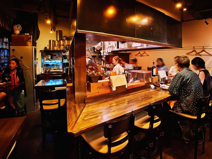 神泉『アリーナ ヴィーノ トラットリア』の内観