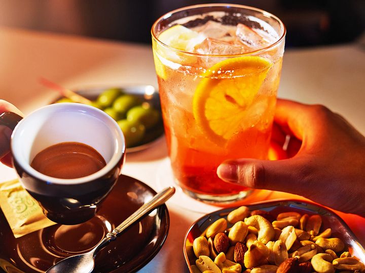 神泉『hiyori LIQUOR STORE AND BAR』の「アメリカーノ」、「カフェコレット」、オリーブ、ナッツ