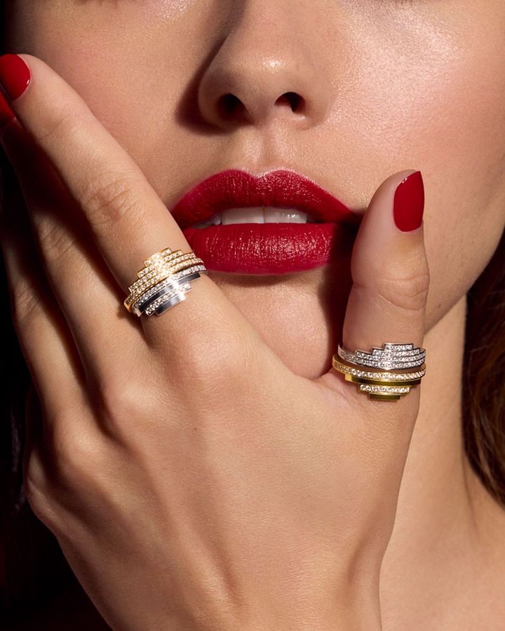 異なるメタル同士のレイヤードも洗練された印象