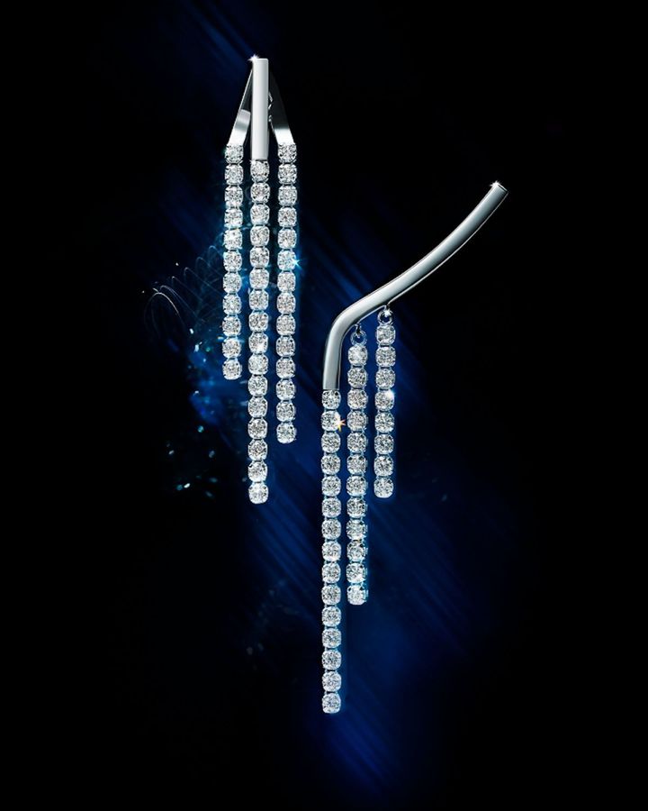 左 シャンデリア トリプルライン ピアス（PT×ダイヤモンド）¥297,000 右 シャンデリア フロー ピアス￥261,800