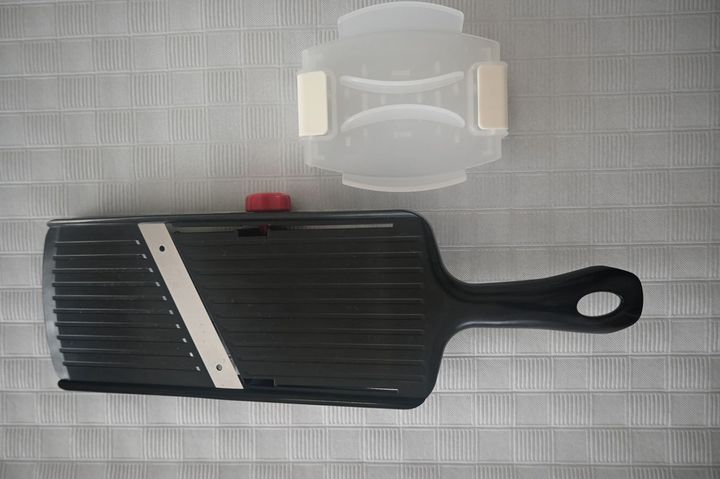 下村工業「プログレード 厚み調整機能付スライサー」1800円。