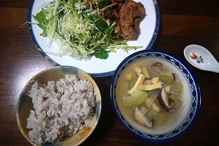 わが家の夕食「ショウガ焼き定食」。キャベツの千切りとキュウリのスライスを添えて。