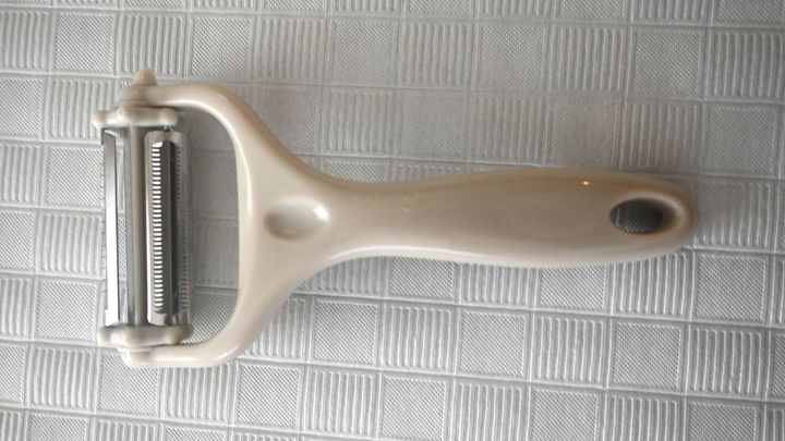 ニトリ「1つで3役 3WAYピーラー」299円