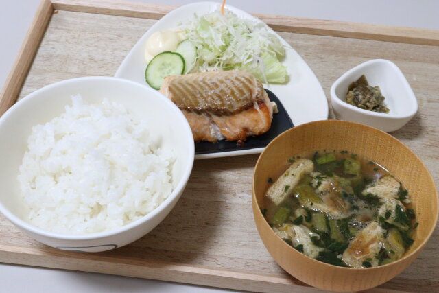 皿（マットおにぎり） 盛り付け