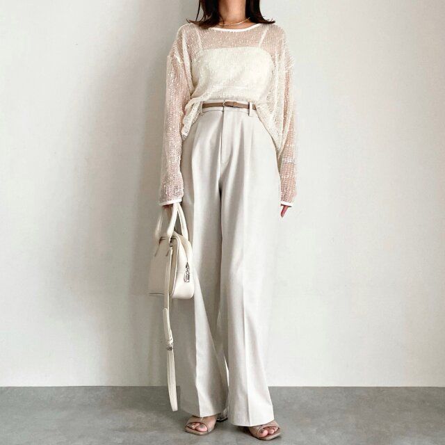 全体を白でまとめたワントーンコーデ