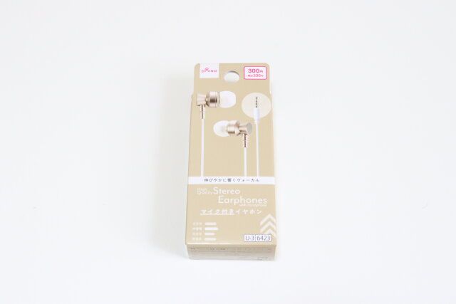 ダイソー 高音質ステレオイヤホン（マイク付、AL-900、ピンク／ゴールドカラー） パッケージ