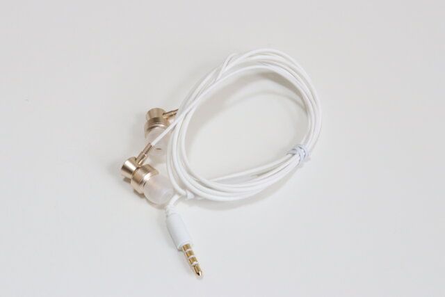 ダイソー 高音質ステレオイヤホン（マイク付、AL-900、ピンク／ゴールドカラー） デザイン