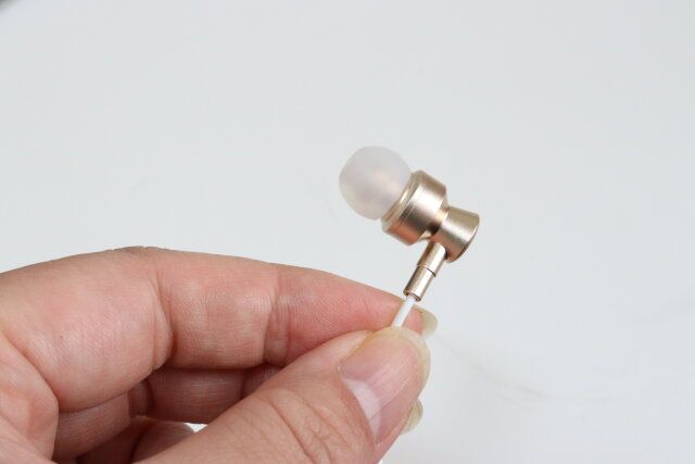 ダイソー 高音質ステレオイヤホン（マイク付、AL-900、ピンク／ゴールドカラー） デザイン