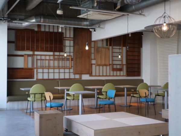 東京・表参道のベーカリーカフェ「パンとエスプレッソと」の和食ブランド「和レ和レ和」関東初出店の「湘南食堂」の店舗内観