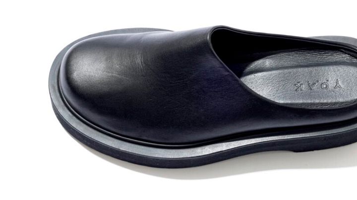 すっきりした美しいフォルム、楽な履き心地とスタイリッシュな印象を両立。軽量で歩きやすい。サボ[H4]￥38,500（ヨーク／UTS PR）