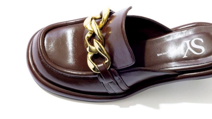 ローファーをサボにアレンジ。ビッグチェーンが足元にインパクトを与えてくれる。[H5.5]￥13,970（シー ユナイテッドアローズ／オデット エ オディール 新宿店）