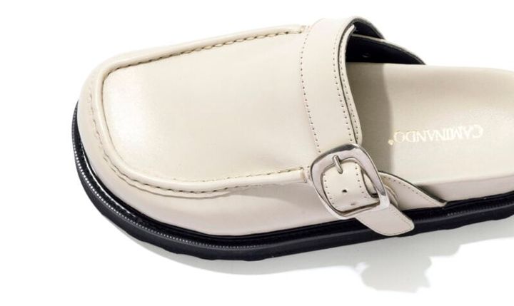 クラシックなディテールをのせたデザインで品よく履ける。[H3]￥31,900（カミナンド／グラビテート）