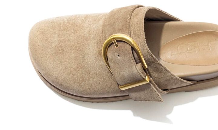 大きなバックルがレトロっぽくてオシャレ。足なじみのいいスウェード素材。[H4]￥14,300（ル タロン／ル タロン 有楽町マルイ店）