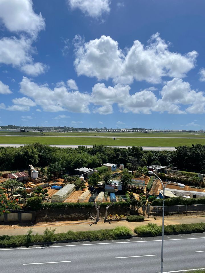 嘉手納道の駅から望む嘉手納基地。手前の土地は「黙認耕作地」と呼ばれ、一時的に住民の耕作が認められているエリア。