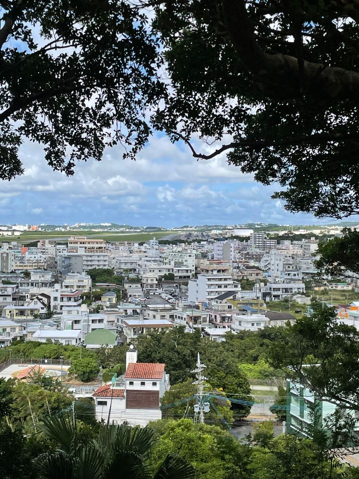 嘉数高台公園から望む普天間飛行場の滑走路。オスプレイが並ぶ様子が、肉眼で確認できる。