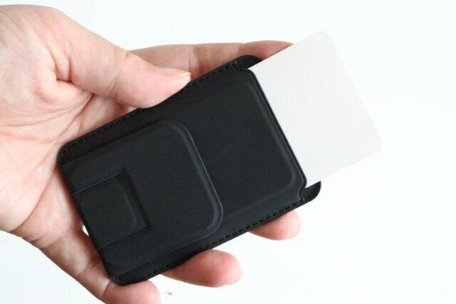 ダイソーのスタンド付マグネットカードケース1