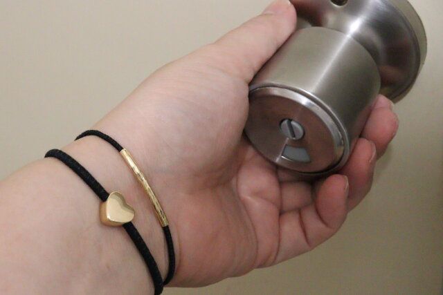 ダイソー 静電気軽減ブレスレット（ゴム、パイプパーツ） 静電気軽減ブレスレット（ハート、カラーゴム） 静電気軽減ブレスレット（パーツ付、リングゴム） 使用例