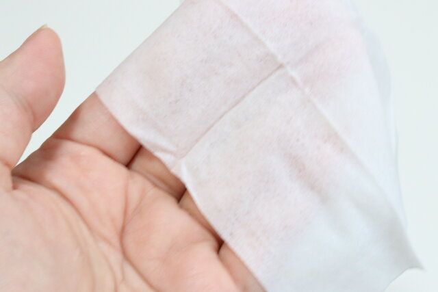 ミニウェットティッシュ（10枚×4組） シートの質感