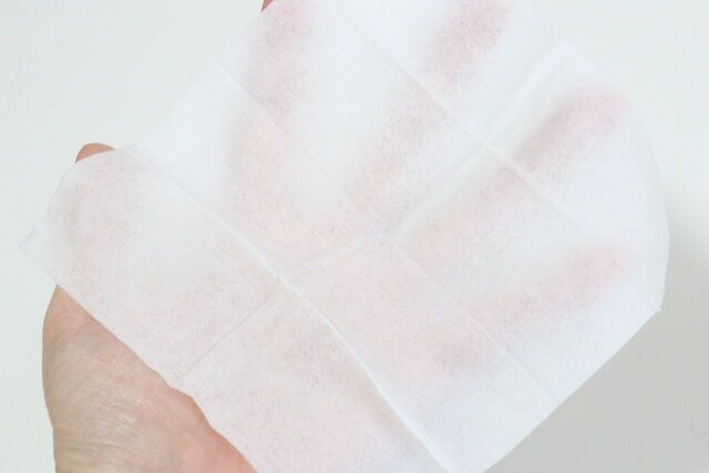 ミニウェットティッシュ（10枚×4組） シートのサイズ感