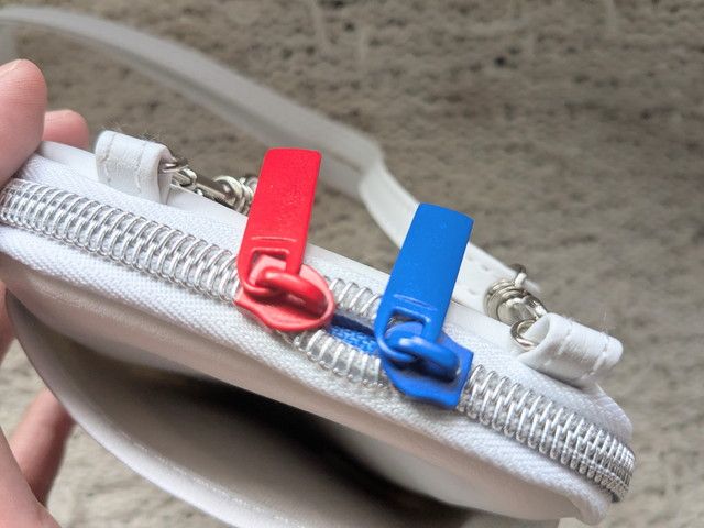 赤と青のツートンカラー引き手のファスナー部分